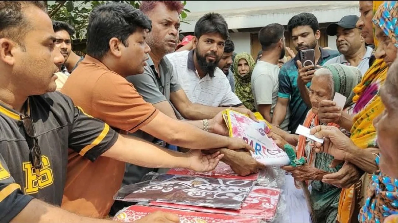 বেনাপোলে ঈদের খুশিতে নতুন মাত্রা: ১৫০০ নারীর হাতে মফিজুর রহমানের উপহারল