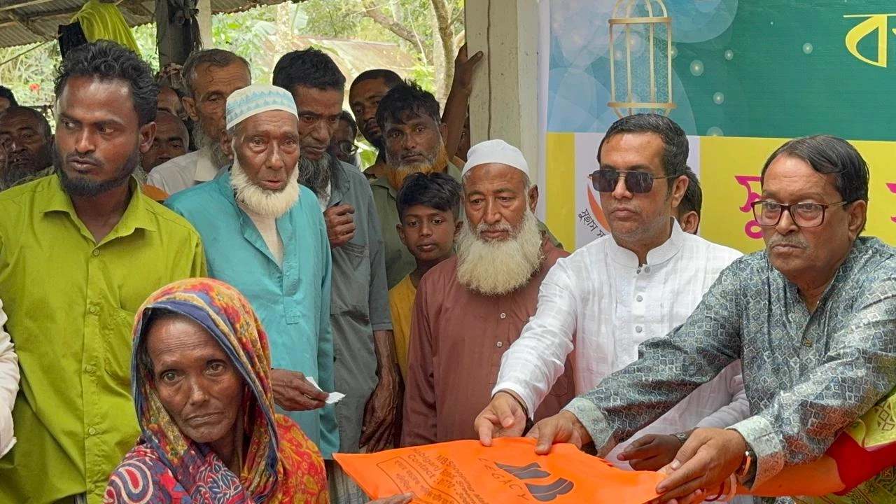 ঈদুল ফিতর উপলক্ষে কমলগঞ্জে ৩০০ অসহায় মানুষের মাঝে বস্ত্র বিতরণ