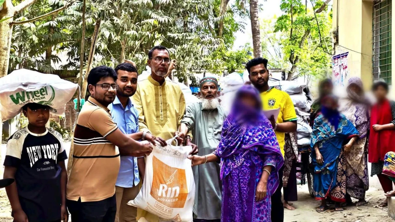 কানাডার প্রবাসীদের মানবিক ছোঁয়ায় বাঘারপাড়ার ১১১ পরিবারে ঈদের হাসি