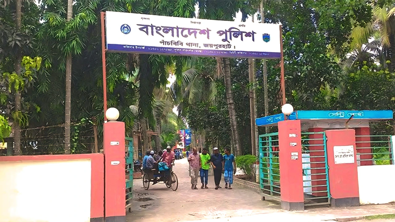 জয়পুরহাটের পাঁচবিবিতে ফিল্মি স্টাইলে ব্যবসায়ীকে জিম্মি করে ২৫ লাখ টাকা ছিনতাইয়ের অভিযোগ