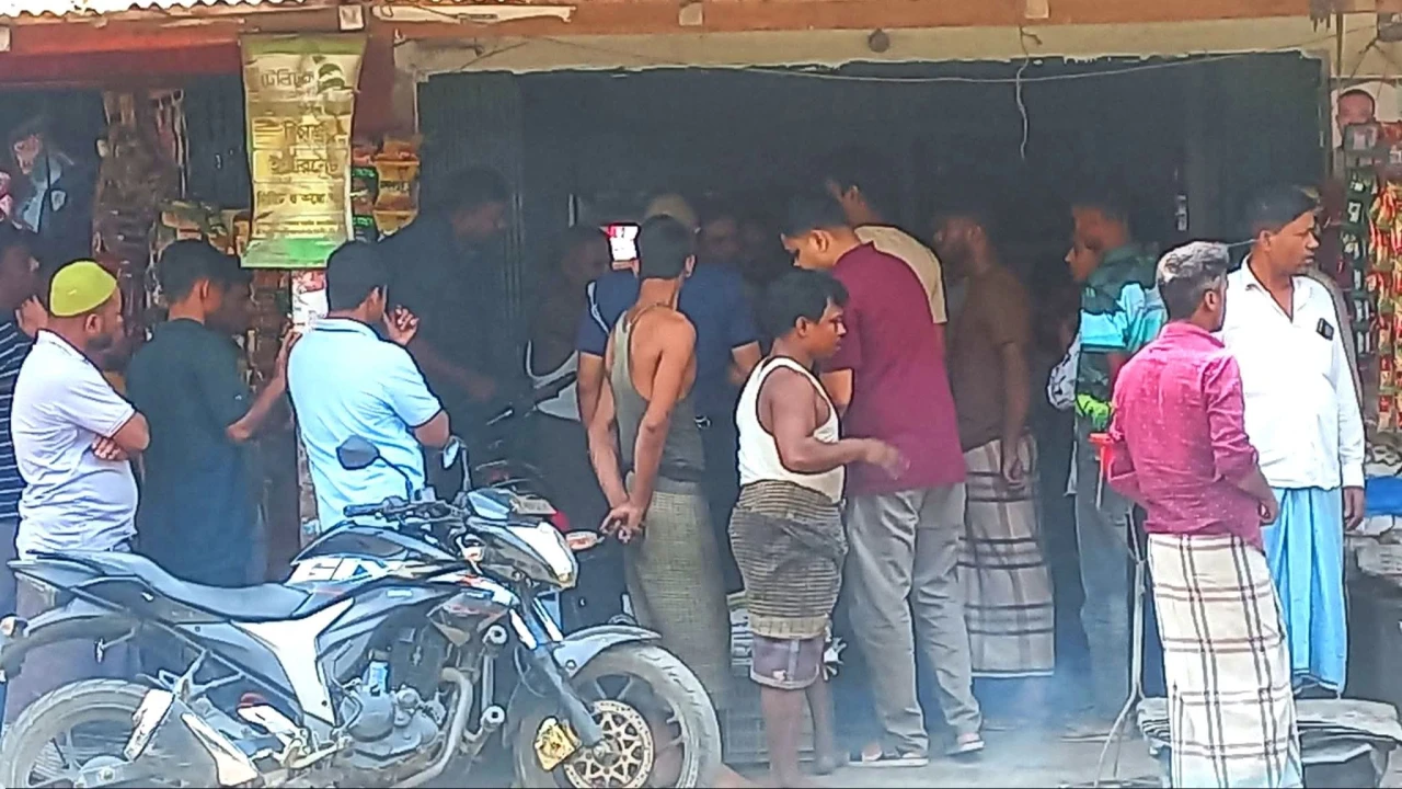 চুল কাটতে অতিরিক্ত টাকা আদায়ে জনরোষে নাপিতরা