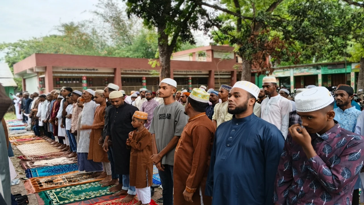 বাঘারপাড়ার ধূপখালী ঈদগাহ মাঠে ধর্মীয় ভাবগাম্ভীর্যে ঈদুল ফিতর উদযাপিত: বিশিষ্ট ব্যক্তিবর্গের মিলনমেলা