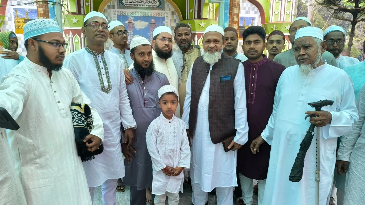 পাইকপাড়ায় সর্বস্তরের মানুষের সাথে ঈদের নামাজ আদায় করলেন এমপি অধ্যাপক গোলাম রছুল