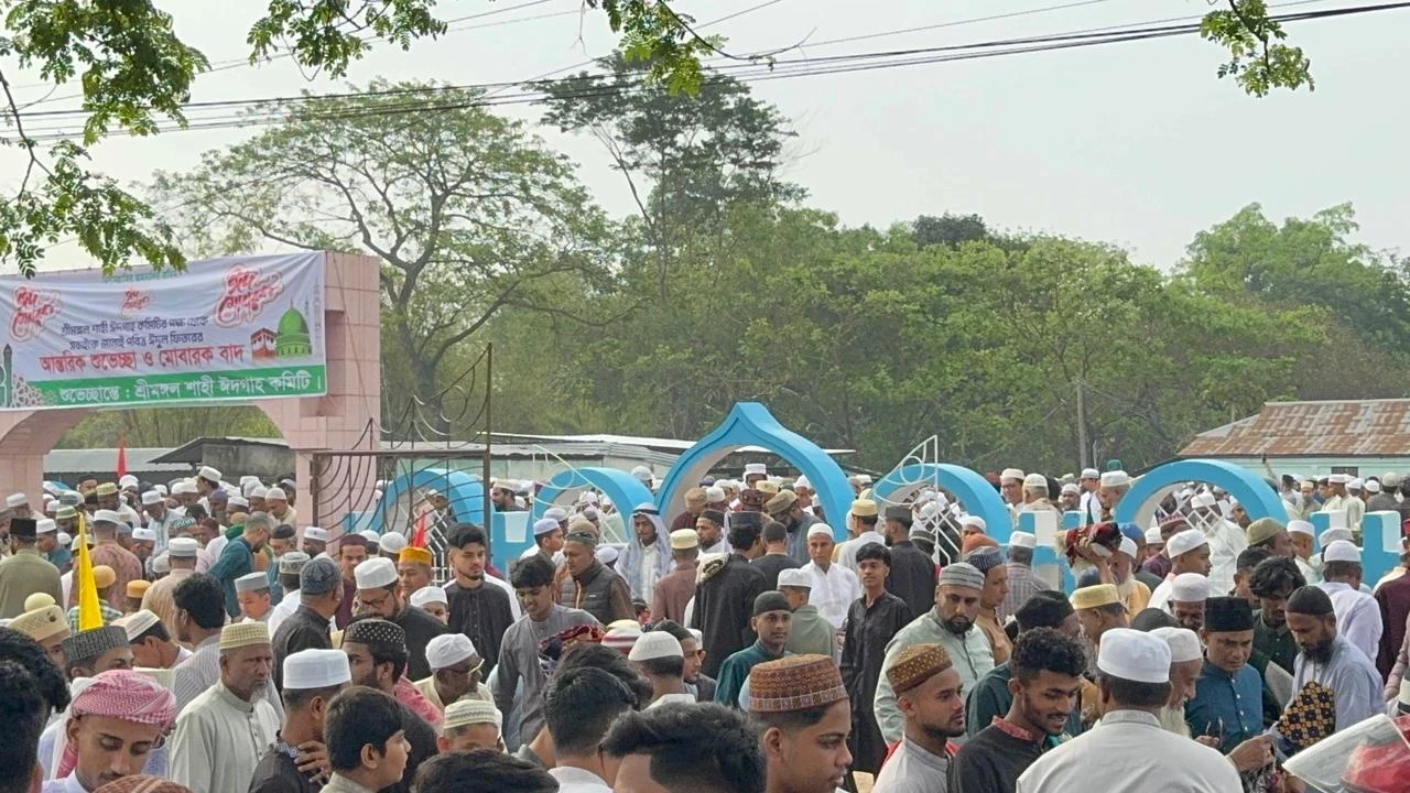মৌলভীবাজারে ঈদুল ফিতরে ঈদগাহে হাজারো মানুষের অংশগ্রহণে কঠোর নিরাপত্তার চাদরে