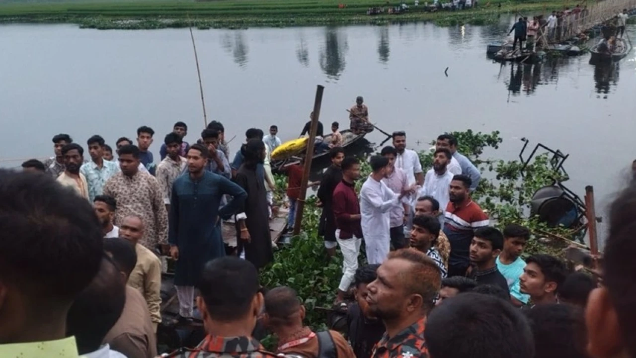 শতাধিক মানুষসহ ব্রিজ ভেঙে নদীতে, ৪ শিশুর লাশ উদ্ধার