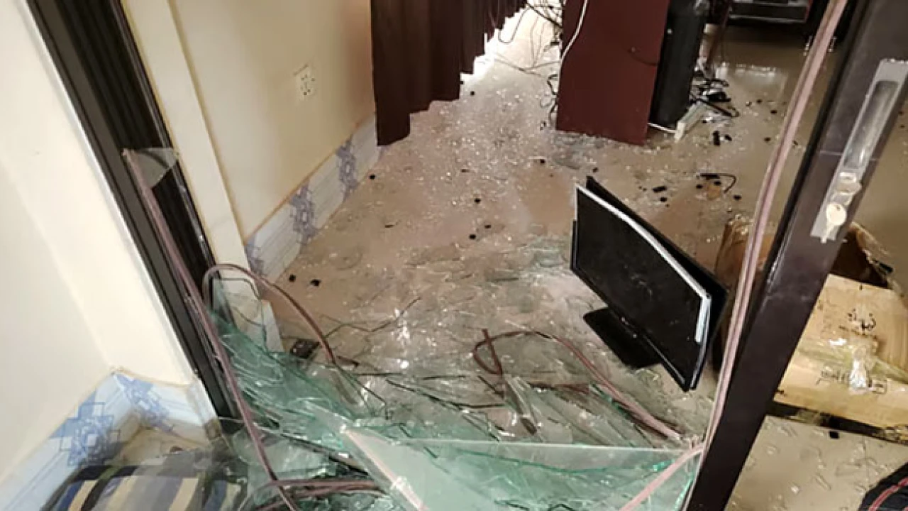 তানোরে এক ব্যবসা প্রতিষ্ঠানে হামলা করে সন্ত্রাসীরা