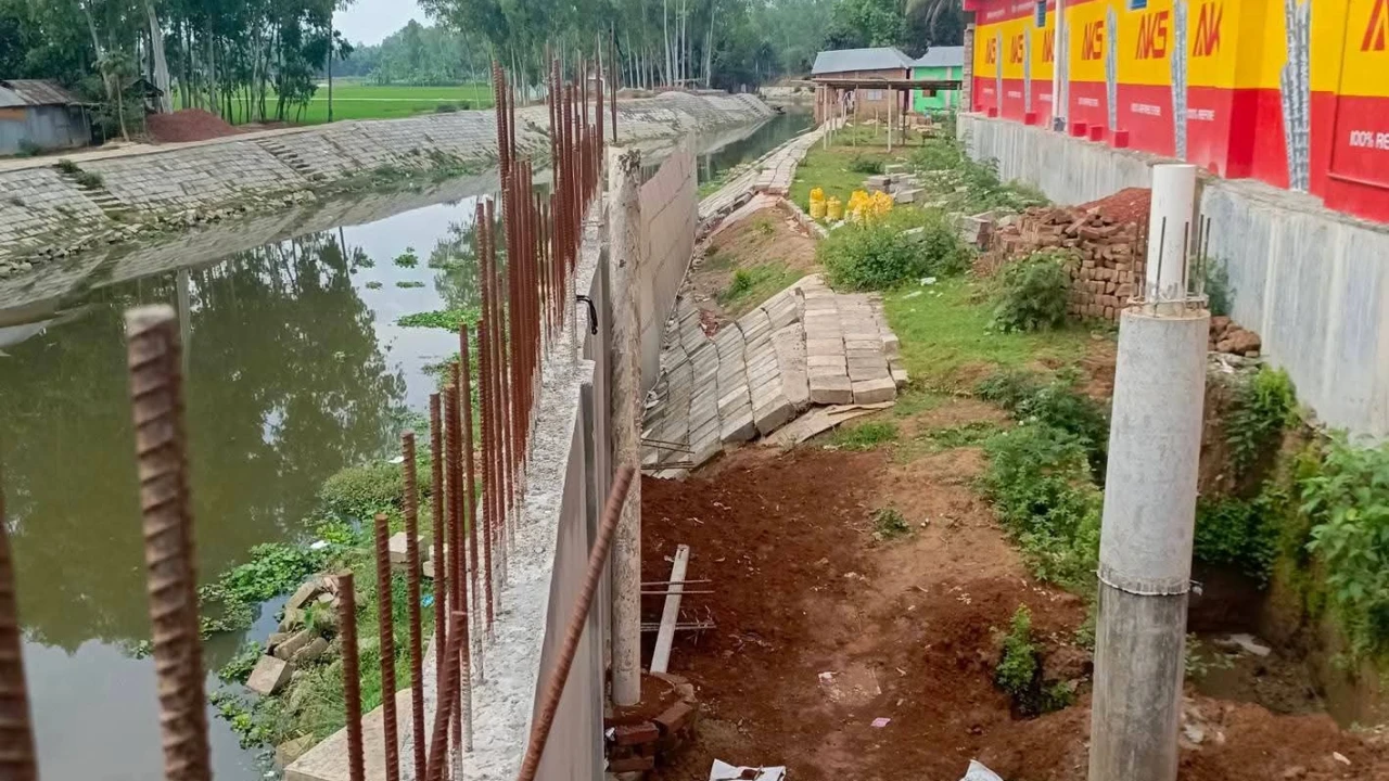 পীরগঞ্জে প্রভাবশালী চক্রের কবলে আখিরা নদী: প্রশাসনের রহস্যজনক নীরবতা