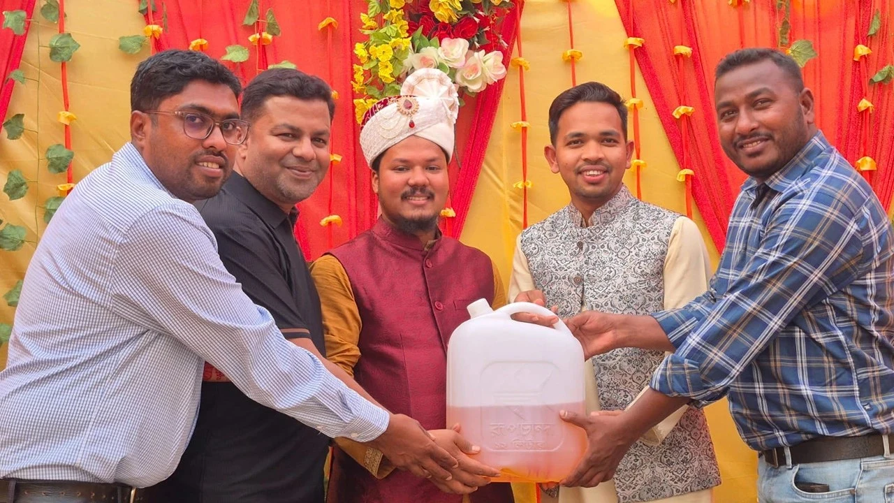 বিয়ের অনুষ্ঠানে বরকে অকটেন উপহার