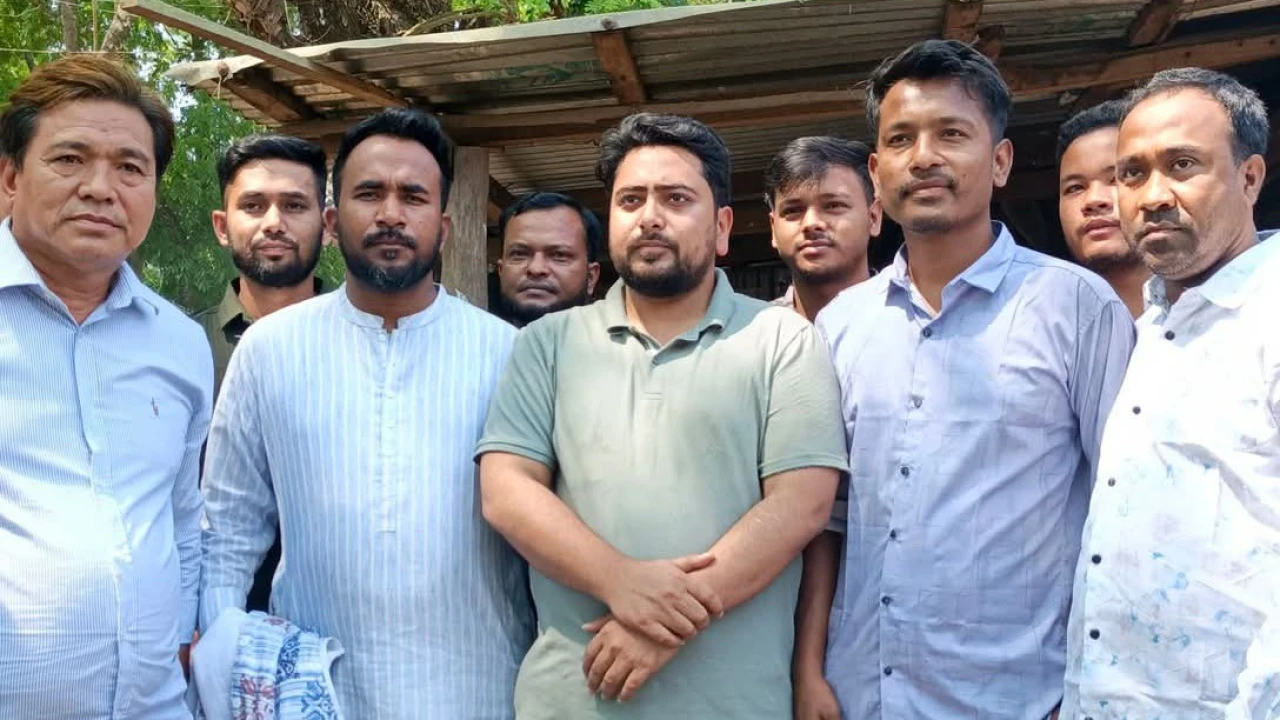 নাহিদ ইসলাম ও সুজাউদ্দিন-এর আলীকদম সফরে সাংবাদিকদের ছবি তুলতে বাধার অভিযোগ।