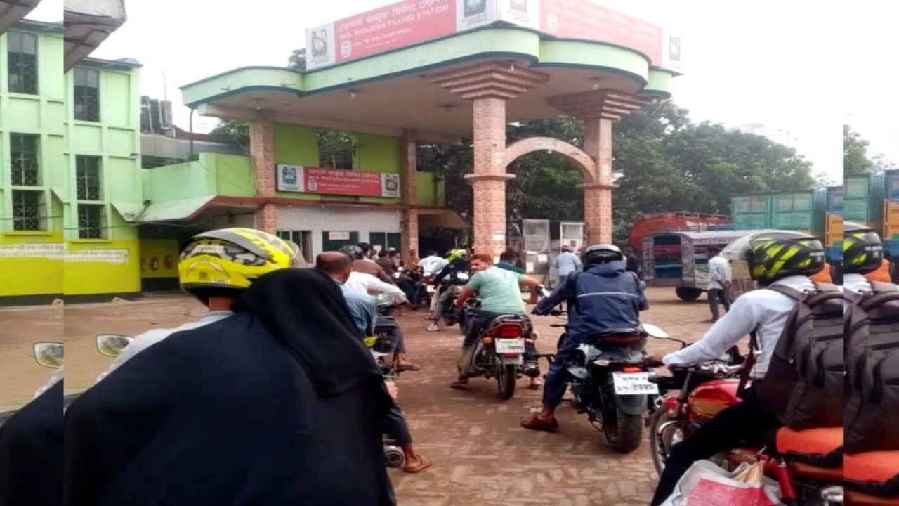 খাজুরায় মোটরসাইকেলের দীর্ঘ সারি, মিলছে মাত্র ২০০ টাকার অকটেন