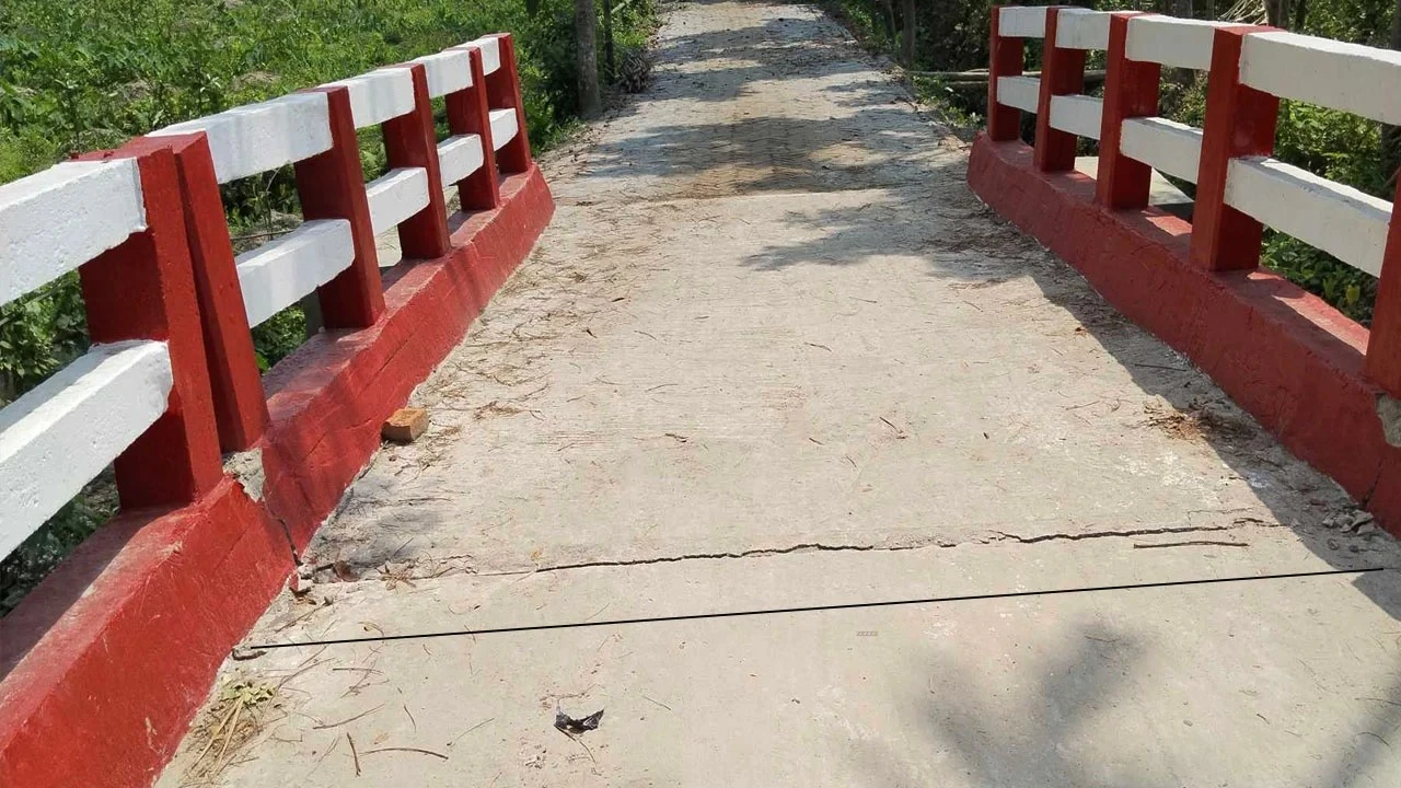 উদ্বোধনের আগেই খালের বুকে শুয়ে পড়ল রাজাপুরের ব্রিজ