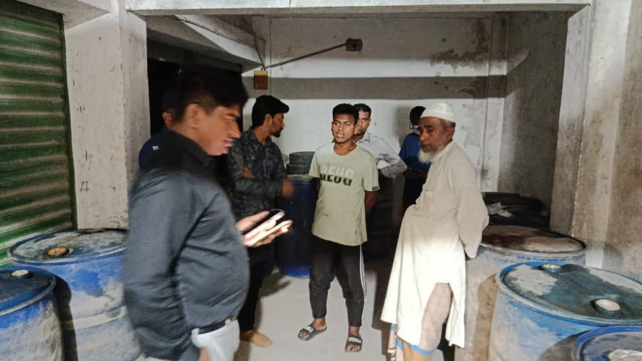 টুঙ্গিপাড়ায় অবৈধ ডিজেল মজুদে ভ্রাম্যমাণ আদালতের অভিযান জরিমানা