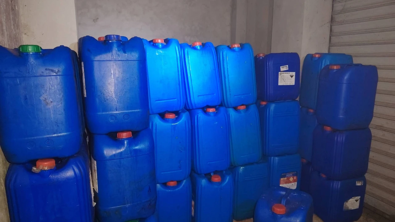 উখিয়া সীমান্তে পাচারের উদ্দেশ্যে মজুদ ৩ হাজার ২শত লিটার এসিড জব্দ