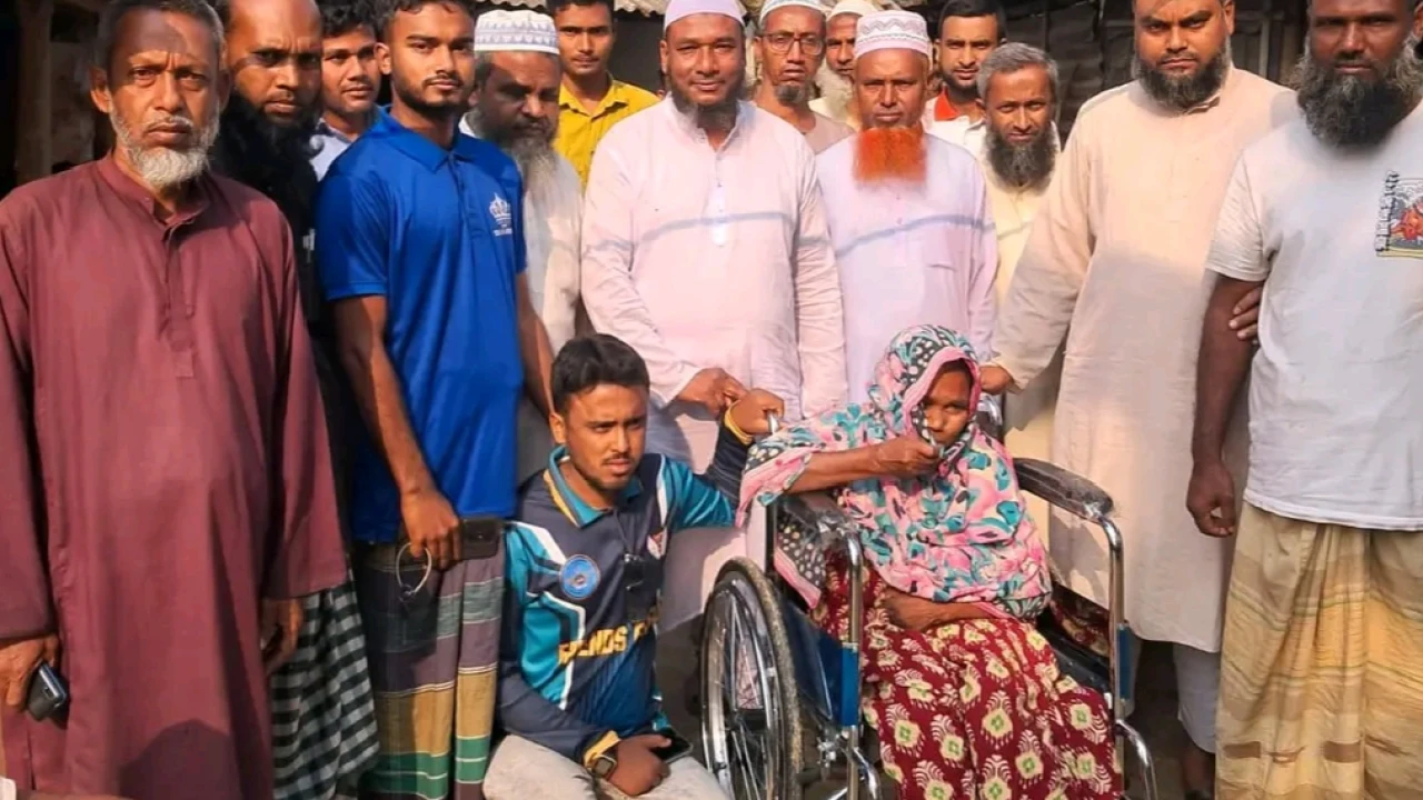 জয়পুরহাটের পাঁচবিবিতে প্যারালাইসিস আক্রান্ত মায়ের মুখে হাসি ফোটালেন জামায়াত নেতাকর্মীরা