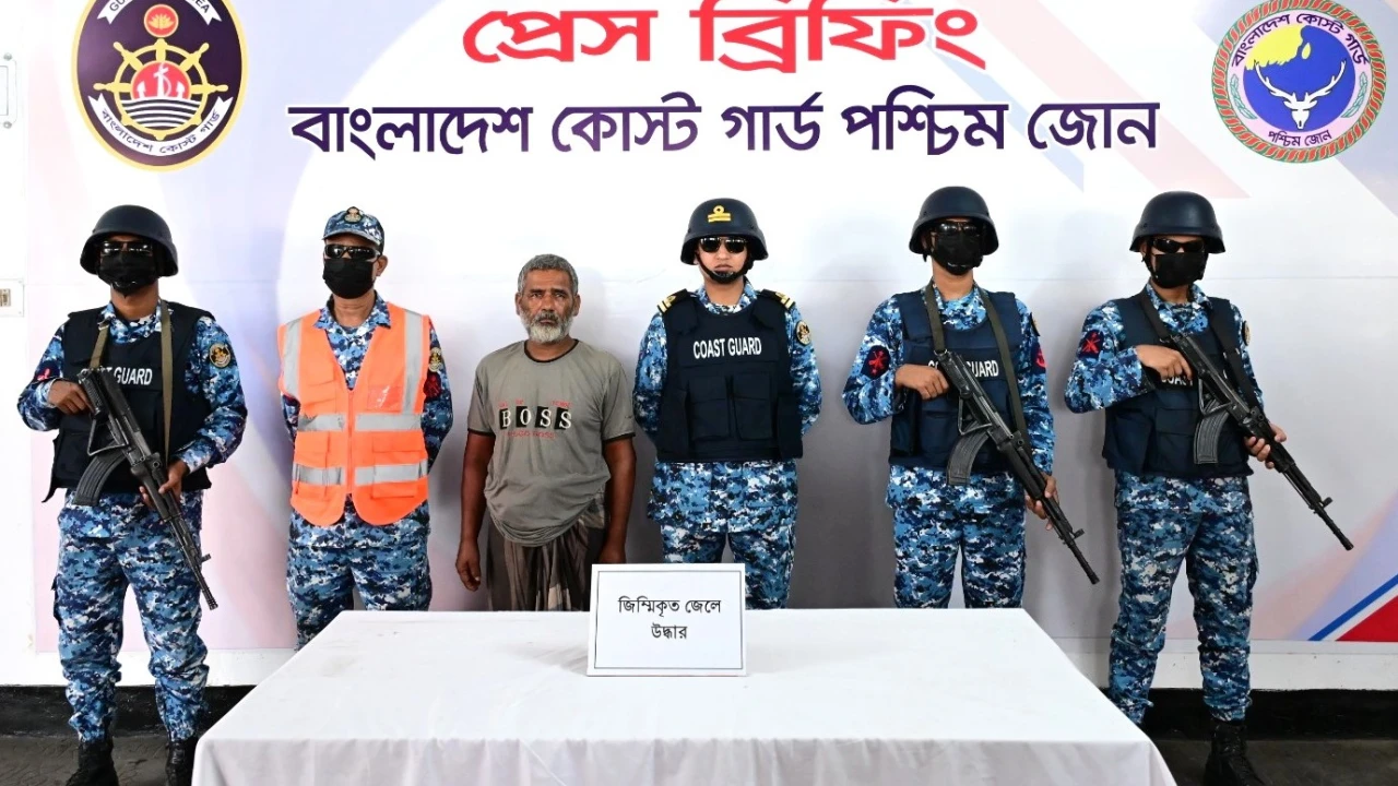 সুন্দরবনের দুর্ধর্ষ ডাকাত জোনাব বাহিনীর হাতে জিম্মি থাকা ১ জেলেকে উদ্ধার করেছে কোস্ট গার্ড