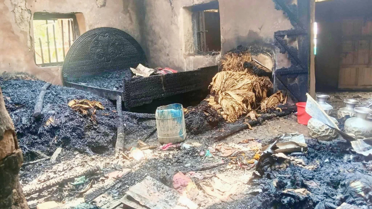 লামায় ভয়াবহ অগ্নিকাণ্ডে বসতবাড়ি পুড়ে ছাই, ক্ষয়ক্ষতি প্রায় ৫ লক্ষাধিক টাকা।