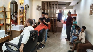 ঈশ্বরগঞ্জে ঈদের আমেজ: শেষ মুহূর্তের সাজে সেলুনগুলোতে উপচে পড়া ভিড়