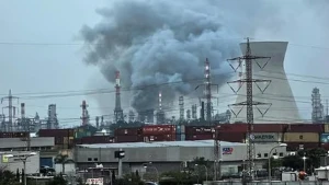 ইরানের ক্ষেপণাস্ত্র হামলায় ইসরাইলের তেল শোধনাগারে অগ্নিকাণ্ড