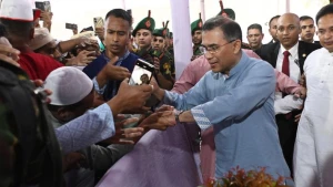 সর্বসাধারণের সঙ্গে ঈদের শুভেচ্ছা বিনিময় করছেন প্রধানমন্ত্রী
