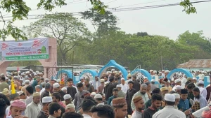 মৌলভীবাজারে ঈদুল ফিতরে ঈদগাহে হাজারো মানুষের অংশগ্রহণে কঠোর নিরাপত্তার চাদরে