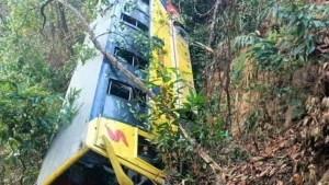 বান্দরবানে পর্যটকদের নিয়ে বাস খাদে, আহত ২০