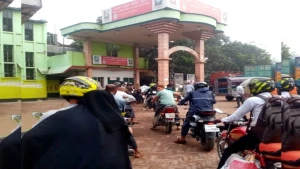 খাজুরায় মোটরসাইকেলের দীর্ঘ সারি, মিলছে মাত্র ২০০ টাকার অকটেন