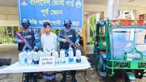 টেকনাফের বাহারছড়ায় দেশীয় মদসহ মাদক কারবারি আটক