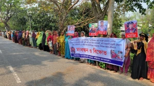 পাবনায় দুদক পরিচালকের বিরুদ্ধে বিক্ষোভ ও মানববন্ধন