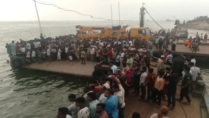 বাস উল্টে নদীতে : ৪ জনের মরদেহ উদ্ধার, নিখোঁজ ৪৫