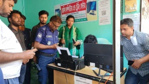 দোকানে বসে কম্পিউটারে জাল সনদপত্র তৈরী করতেন তারা, অত:পর পুলিশের জালে ধরা