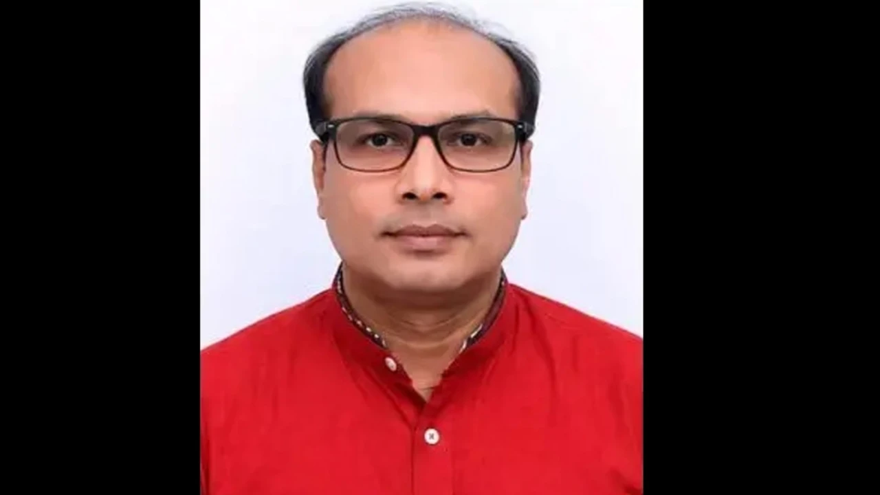 পাবনায় নারীসহ রাত কাটাতে চেয়ে পুলিশের হাতে ধরা ভুয়া জজ
