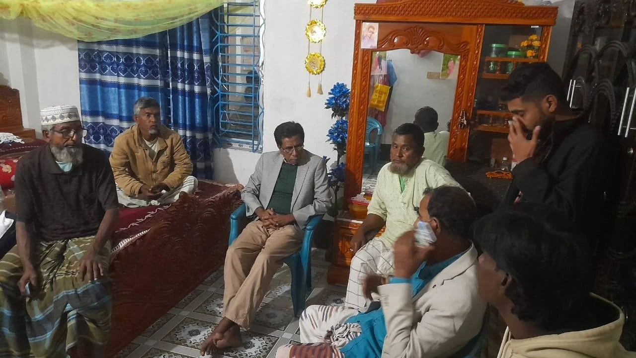 বনপাড়ায় বাবু-আলম হত্যার খুনিদের প্রকাশ্য বিচরণ