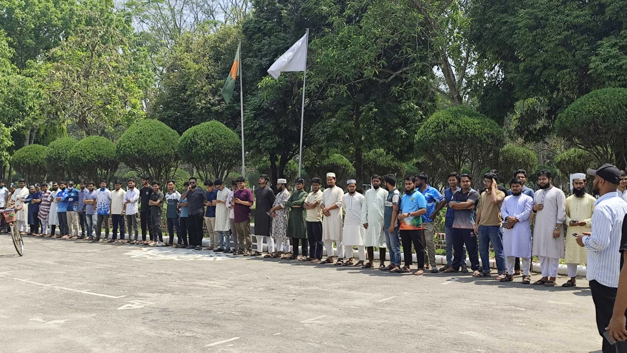 গণভোট বাতিলের প্রতিবাদে ও সংবিধান সংস্কার পরিষদ গঠনের দাবিতে ইবিতে মানববন্ধন