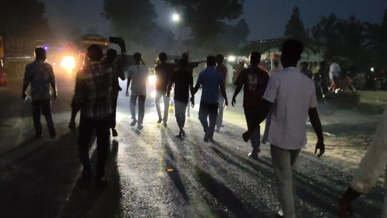ঠাকুরগাঁওয়ে বিক্ষোভের নামে মহাসড়ক অবরোধ, টায়ার জ্বালিয়ে উল্লাস—চরম ভোগান্তিতে জনসাধারণ