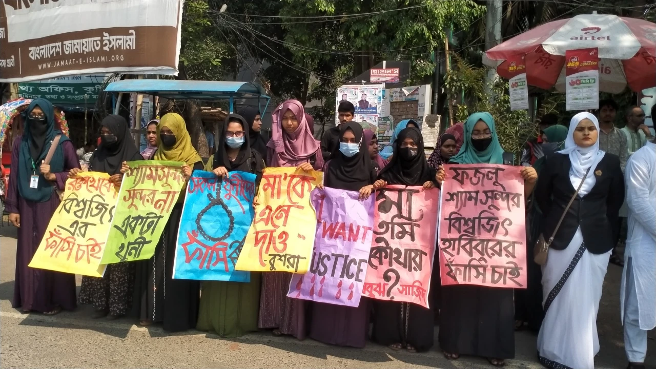 ইবি শিক্ষিকা সাদিয়া হত্যা: জড়িতদের গ্রেপ্তারের দাবিতে মহাসড়ক অবরোধ, পুলিশ কার্যালয় ঘেরাও