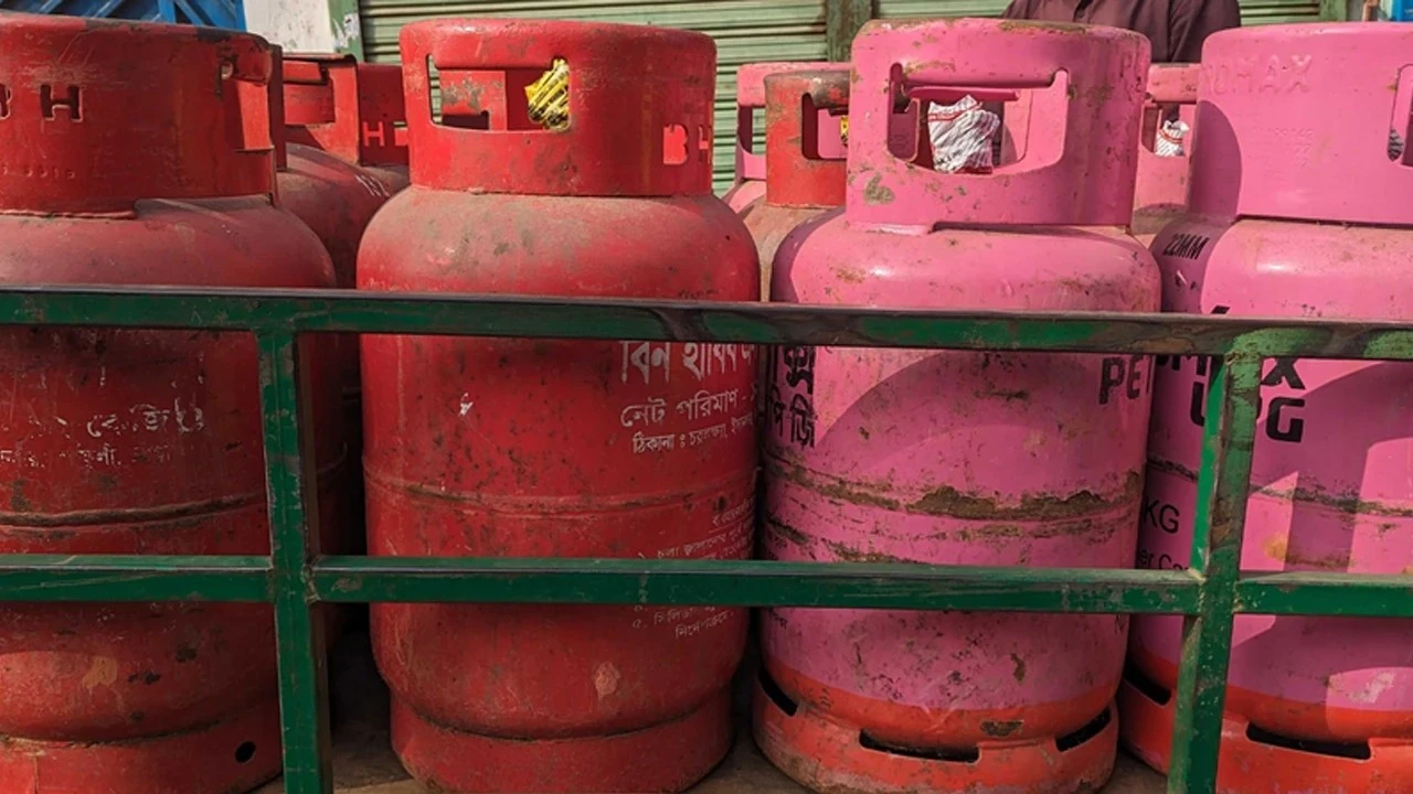 ৩৮৭ টাকা বাড়ল ১২ কেজি এলপিজি সিলিন্ডারের দাম
