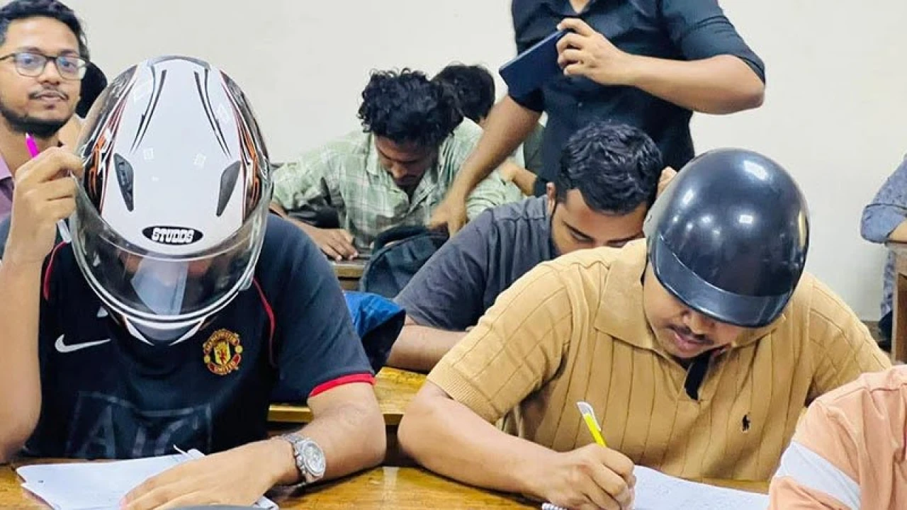 হেলমেট পরে পরীক্ষার হলে জবি শিক্ষার্থীরা, নেপথ্যে কারণ কী!