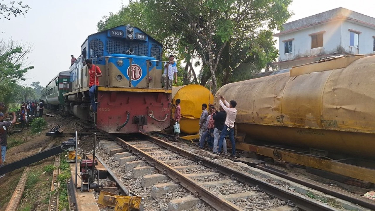 ১৮ ঘণ্টার রুদ্ধশ্বাস অপেক্ষা: মনতলায় উদ্ধার শেষে সিলেটের পথে ফিরল ট্রেন