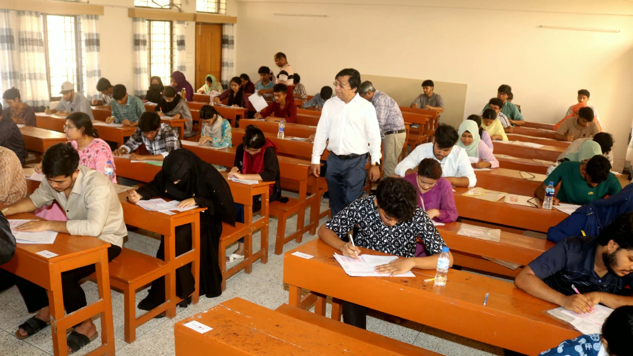 গোবিপ্রবি’তে গুচ্ছের ‘বি’ ইউনিটের ভর্তি পরীক্ষা অনুষ্ঠিত