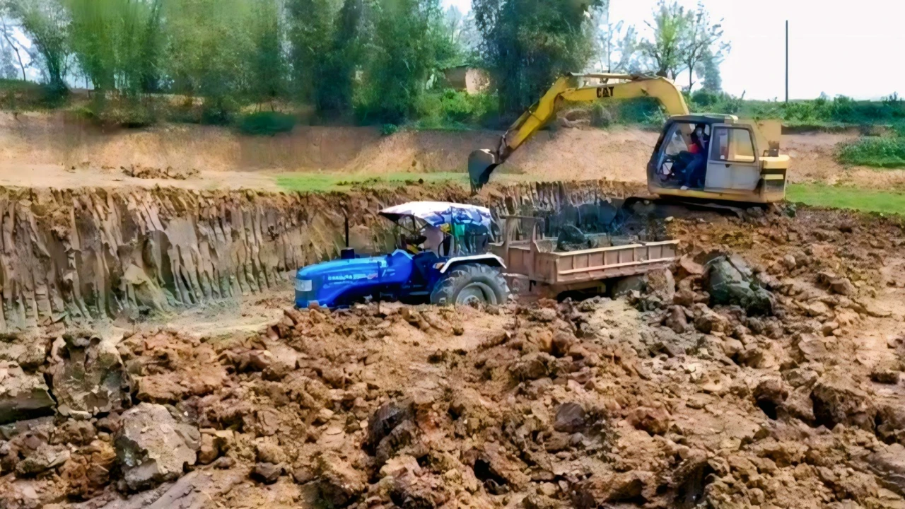 জয়পুরহাটে প্রকাশ্যেই সরকারি পুকুরের মাটি-বালু লুট! নেপথ্যে ক্ষেতলাল উপজেলা বিএনপি নেতা