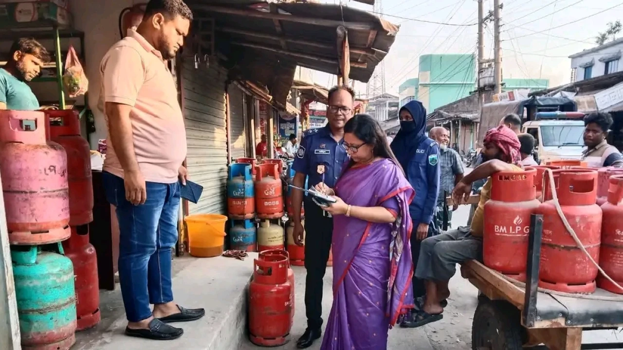 ভোক্তা অধিকার নিশ্চিতে জয়পুরহাটের কালাইয়ে অভিযান, এলপিজি গ্যাস ব্যবসায়ীকে জরিমানা
