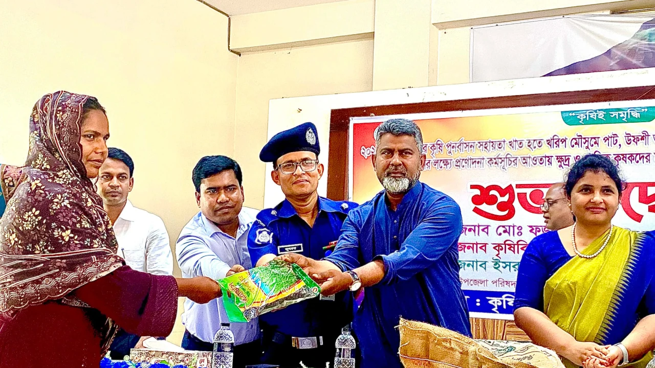 বদলগাছীতে কৃষকদের মাঝে বিনামূল্যে সার-বীজ ও ক্ষতিগ্রস্তদের ঢেউটিন বিতরণ