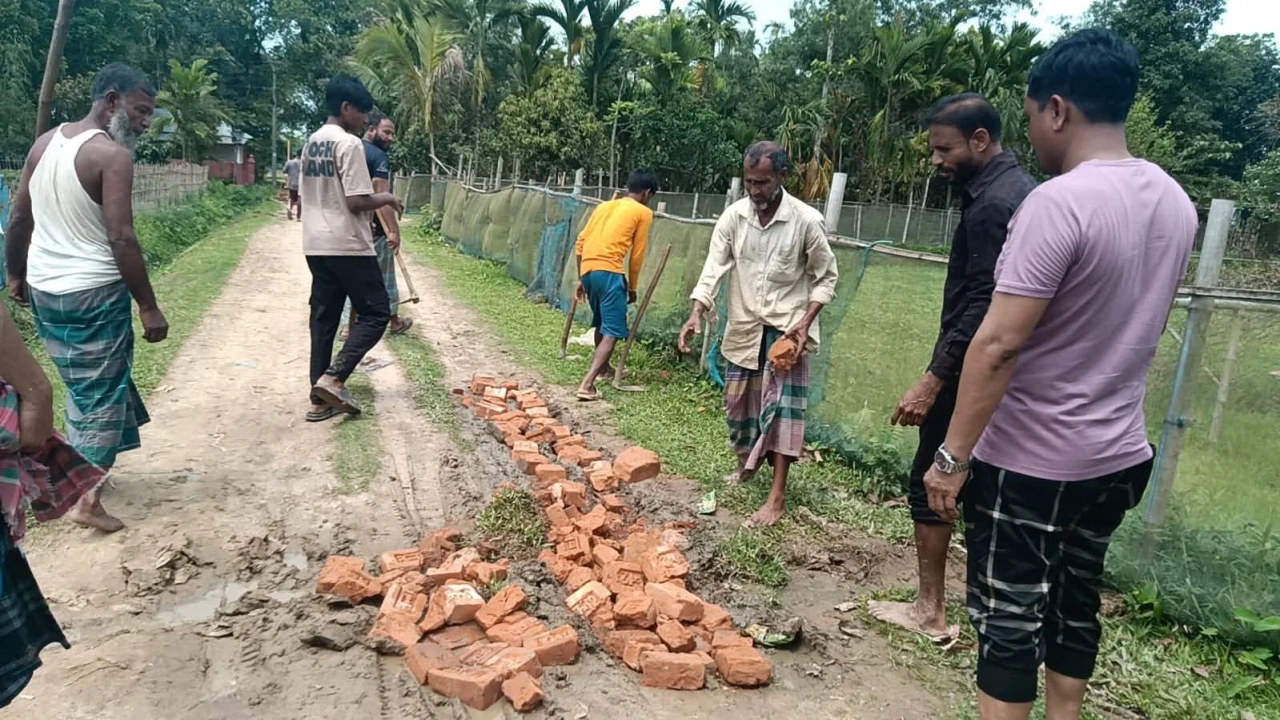 কমলগঞ্জে প্রবাসীর অর্থায়নে ও এলাকাবাসীর স্বেচ্ছাশ্রমে কাঁচা সড়ক সংস্কার