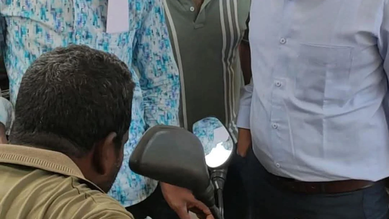 ঠাকুরগাঁওয়ে ইউএনও'র সামনে তেল নিতে এসে বিপত্তি; তেল উপচে পড়ায়—চালক উধাও