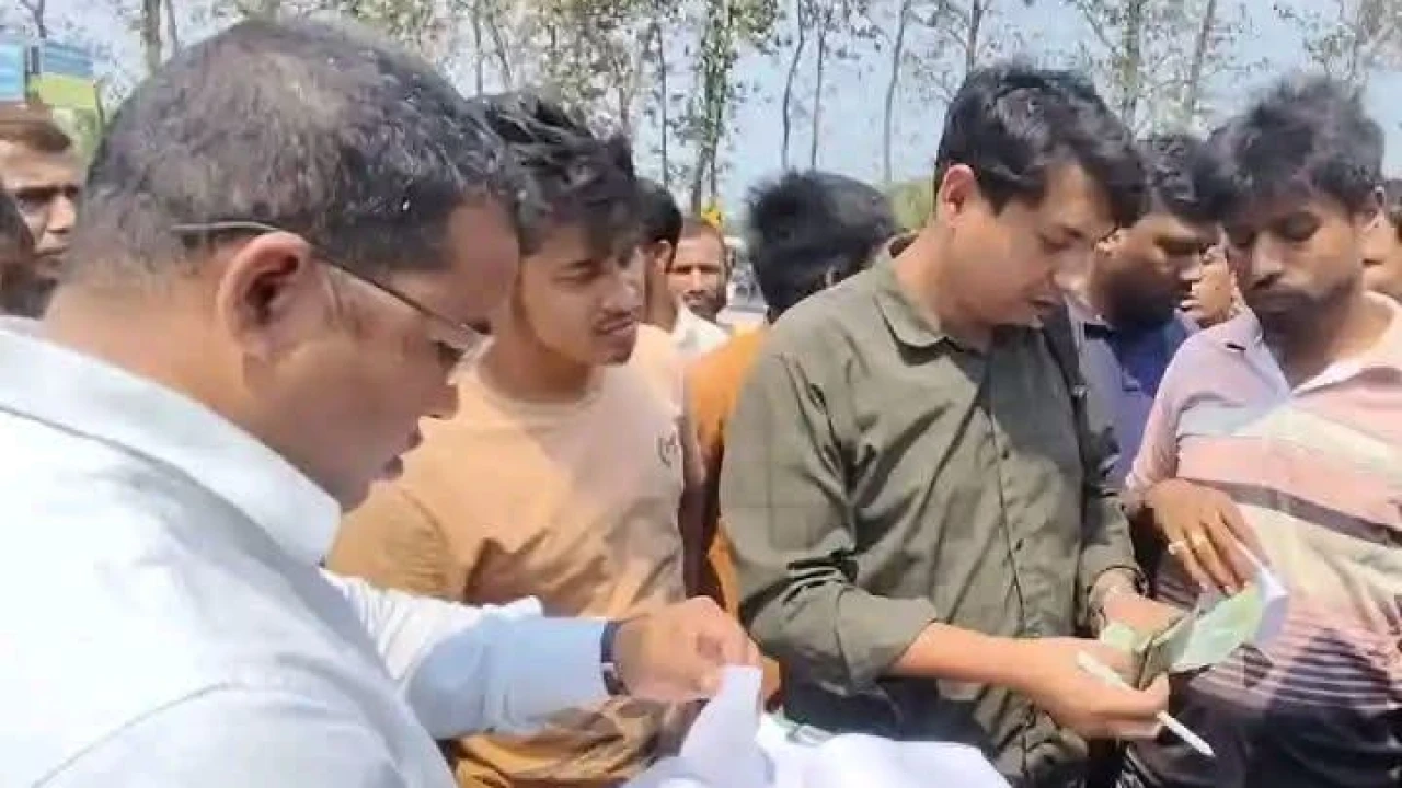 ঠাকুরগাঁওয়ে ফুয়েল কার্ড না থাকায় মোটরসাইকেল আরোহীকে জরিমানা