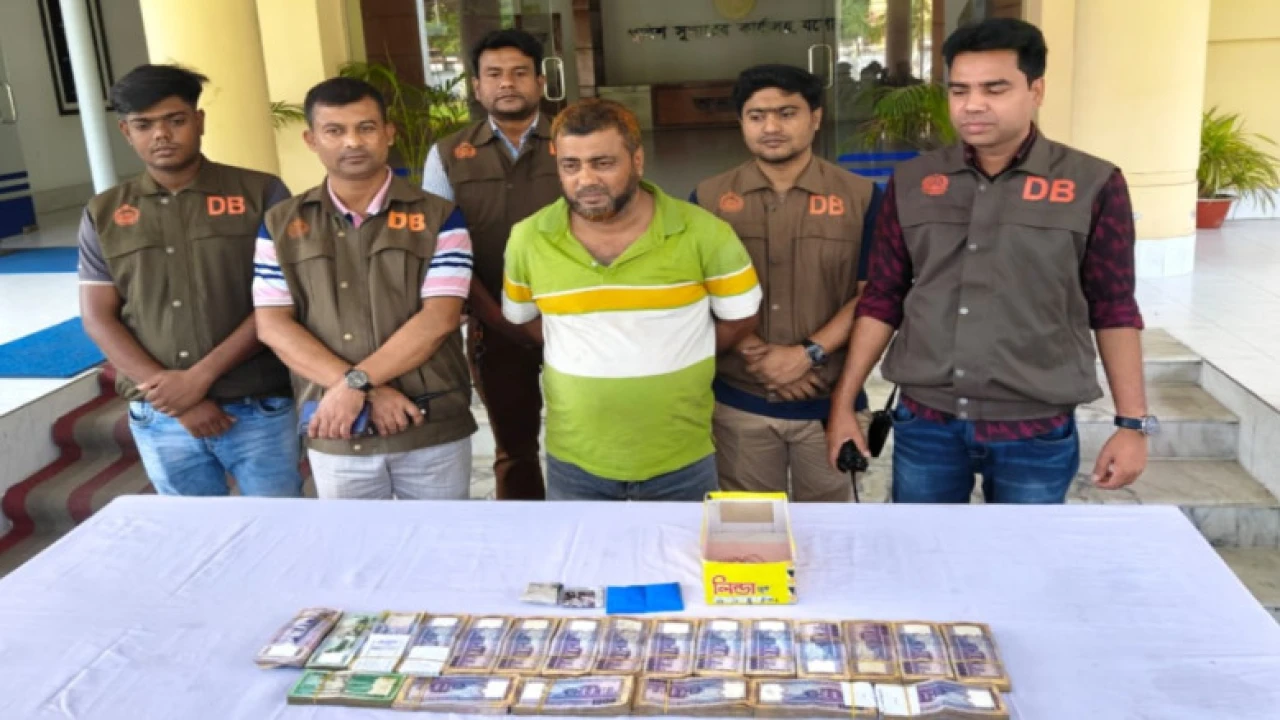 জুতার র‍্যাকে মিলল ১৬ লাখ, বিপুল টাকাসহ ঝিকরগাছায় মাদক কারবারি গ্রেপ্তার