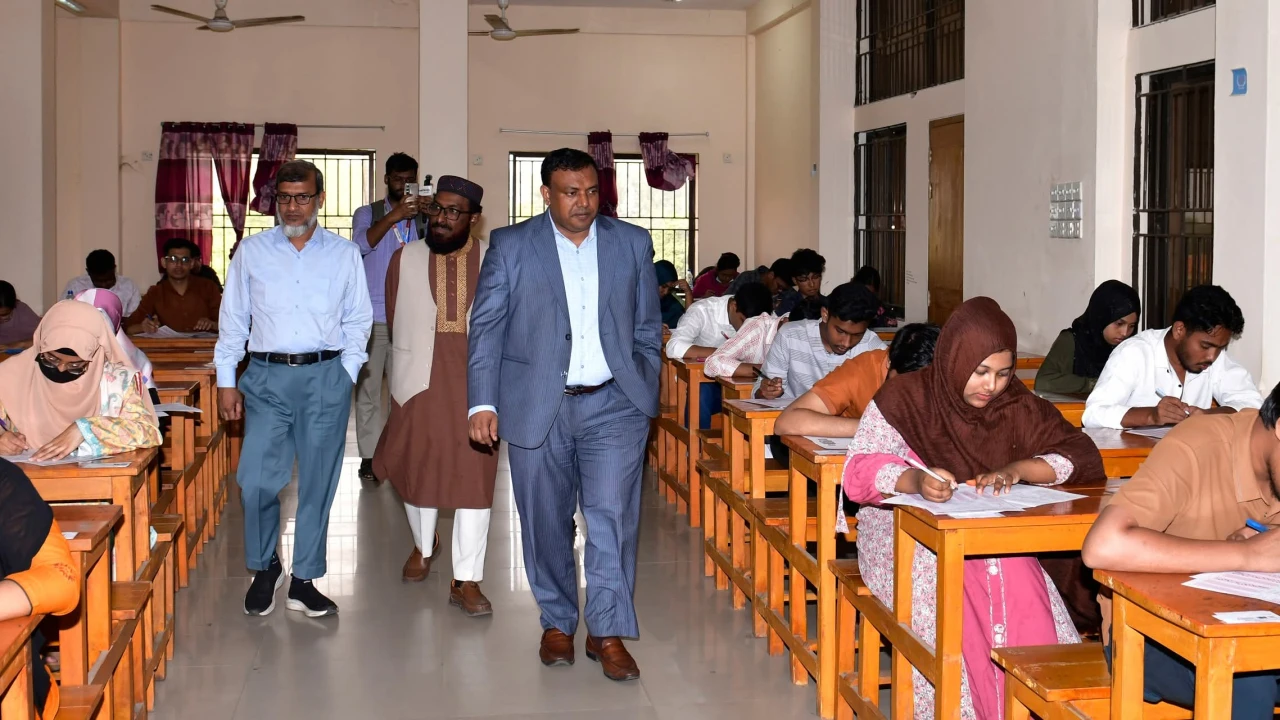 নোবিপ্রবিতে গুচ্ছ এ ইউনিটের ভর্তি পরীক্ষা, উপস্থিতির হার ৭২.২৫ শতাংশ