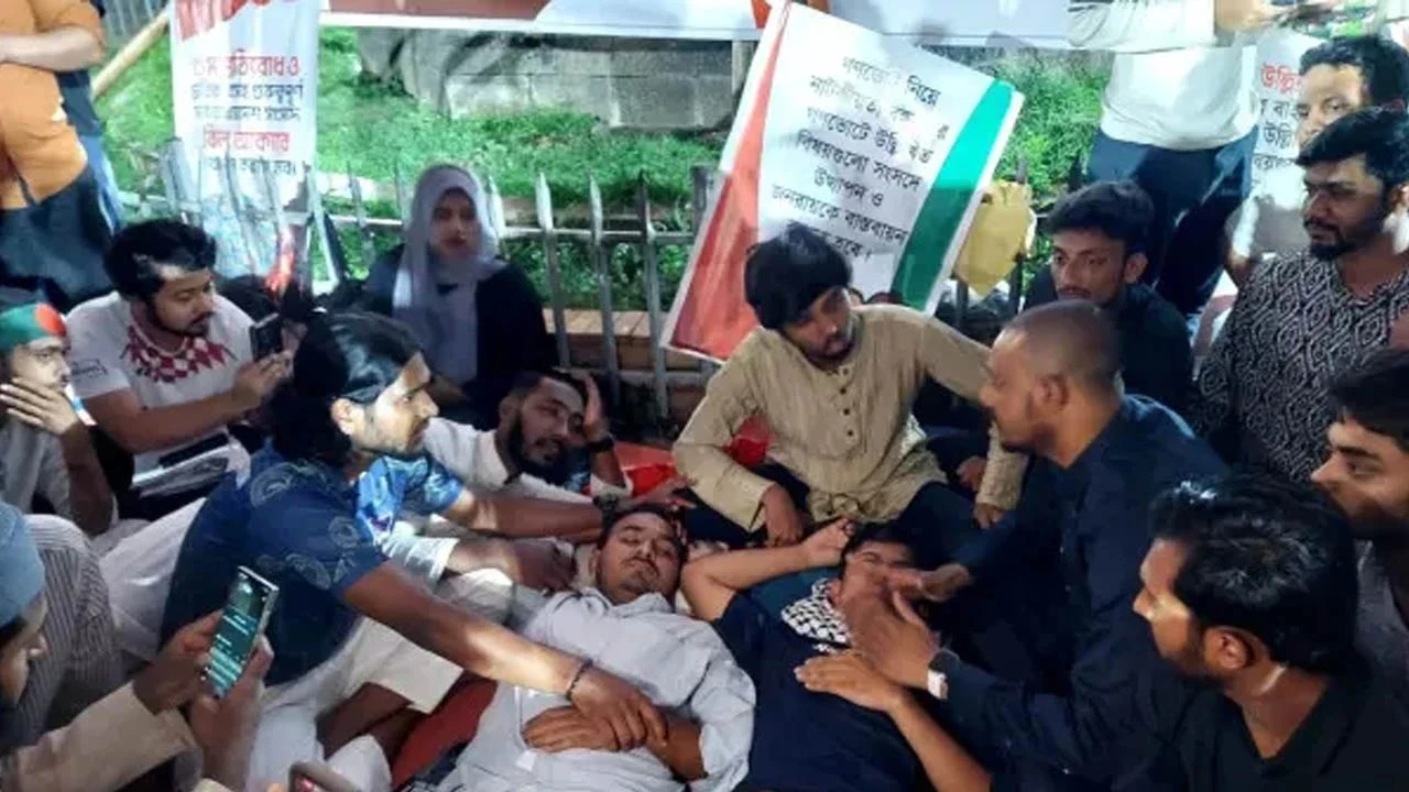 শহীদ পরিবারের অনুরোধে অনশন ভাঙলেন ৩ শিক্ষার্থী