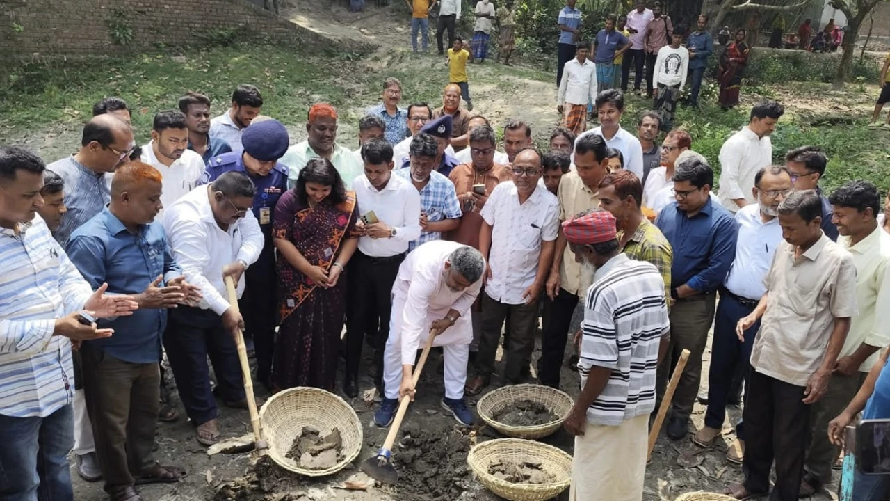 নওগাঁ-৩ আসনে খাল পুনঃখননের উদ্বোধন করেন এমপি ফজলে হুদা