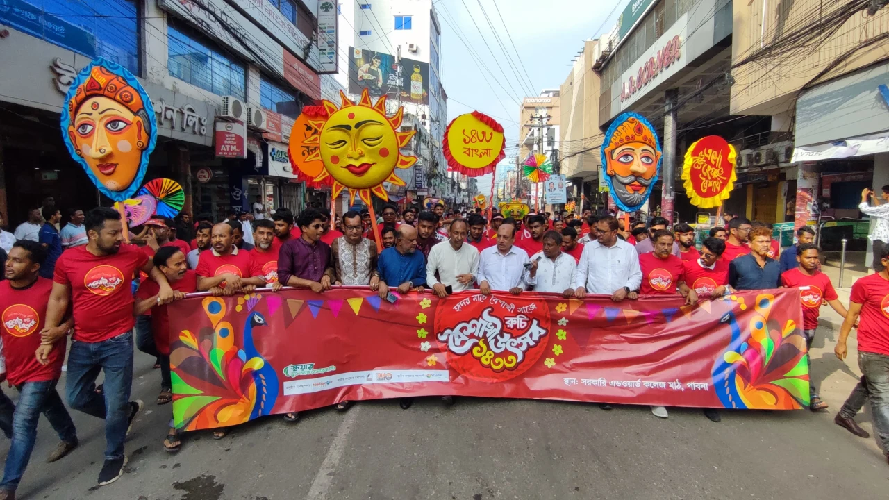 বাংলা বর্ষবরণে পাবনায় বর্ণিল শোভাযাত্রা, মঞ্চ মাতালেন জেমস, ইমরান, ঐশী